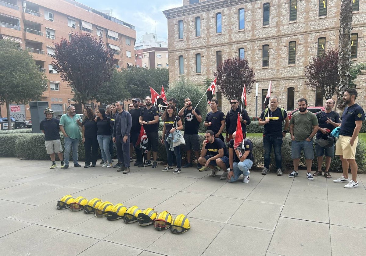 Los Bomberos Forestales se concentran en la Conselleria de Justicia.