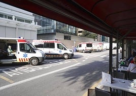 Varias ambulancias en una imagen de archivo.