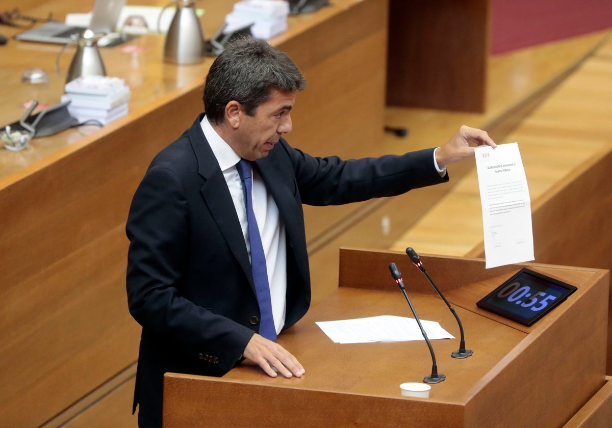 Carlos Mazón, en la tribuna de Les Corts.