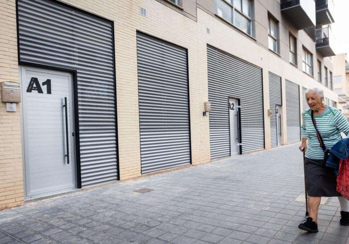 Una mujer cruza frente a una ristra de apartamentos turísticos, este martes.