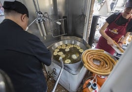 Dos trabajadores de la churrería El Contraste en Valencia.