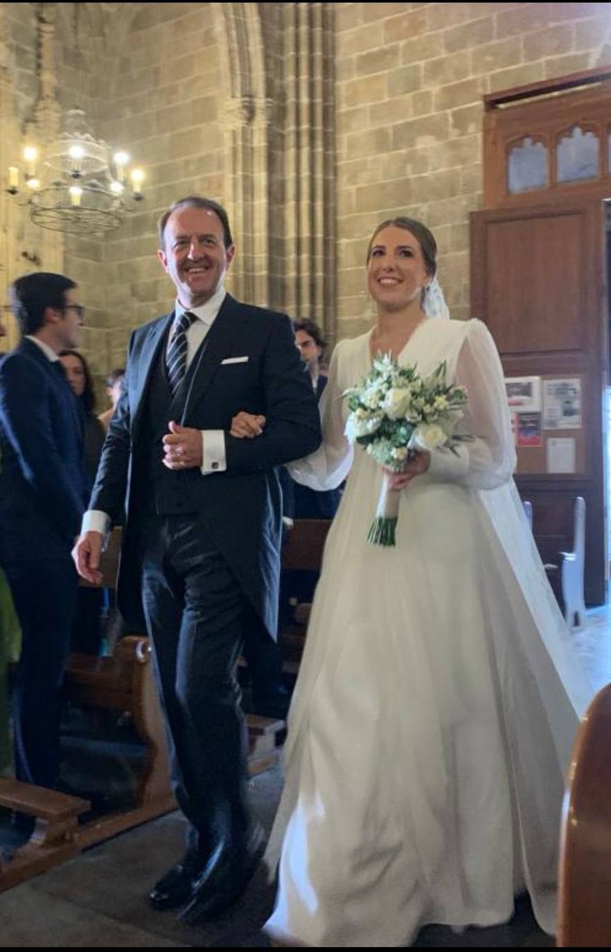 Luis Lluch acompaña a su hija Sofía al altar, muy emocionado por la boda de su hija. 