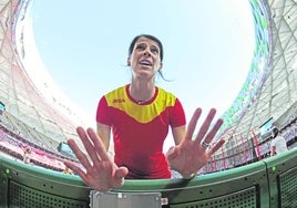 Ruth Beitia atiende a su entrenador en el pasado Mundial de Atletismo de Pekín.