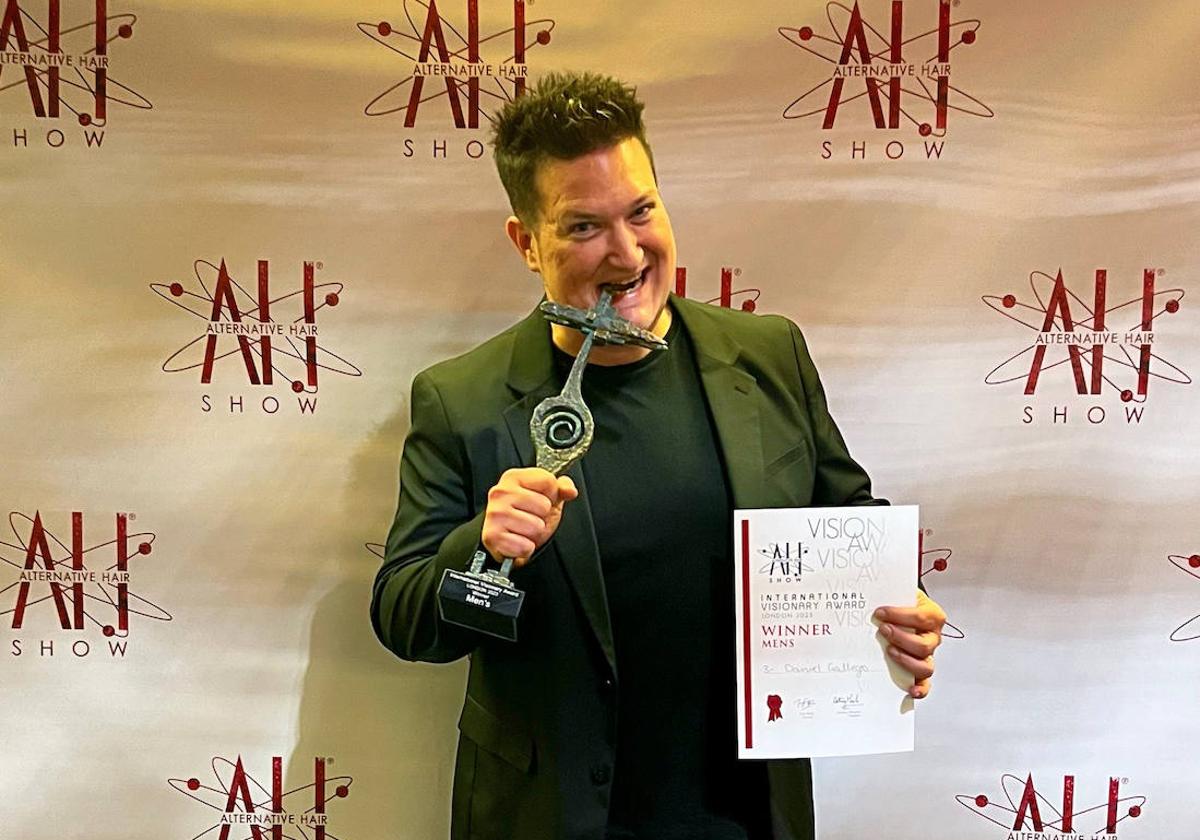 Daniel Gallego, con el premio obtenido en Londres.