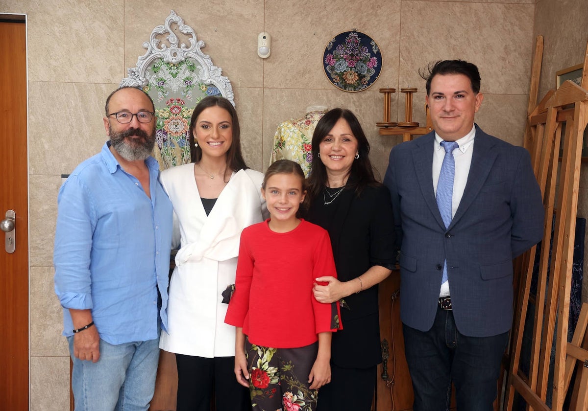 María Estela Arlandis y Marina García, falleras mayores de Valencia 2024, en su visita a la sedería Vives y Marí.