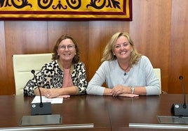 Agustina Esteve y Ana Sala, este martes en el salón de plenos de Calp.