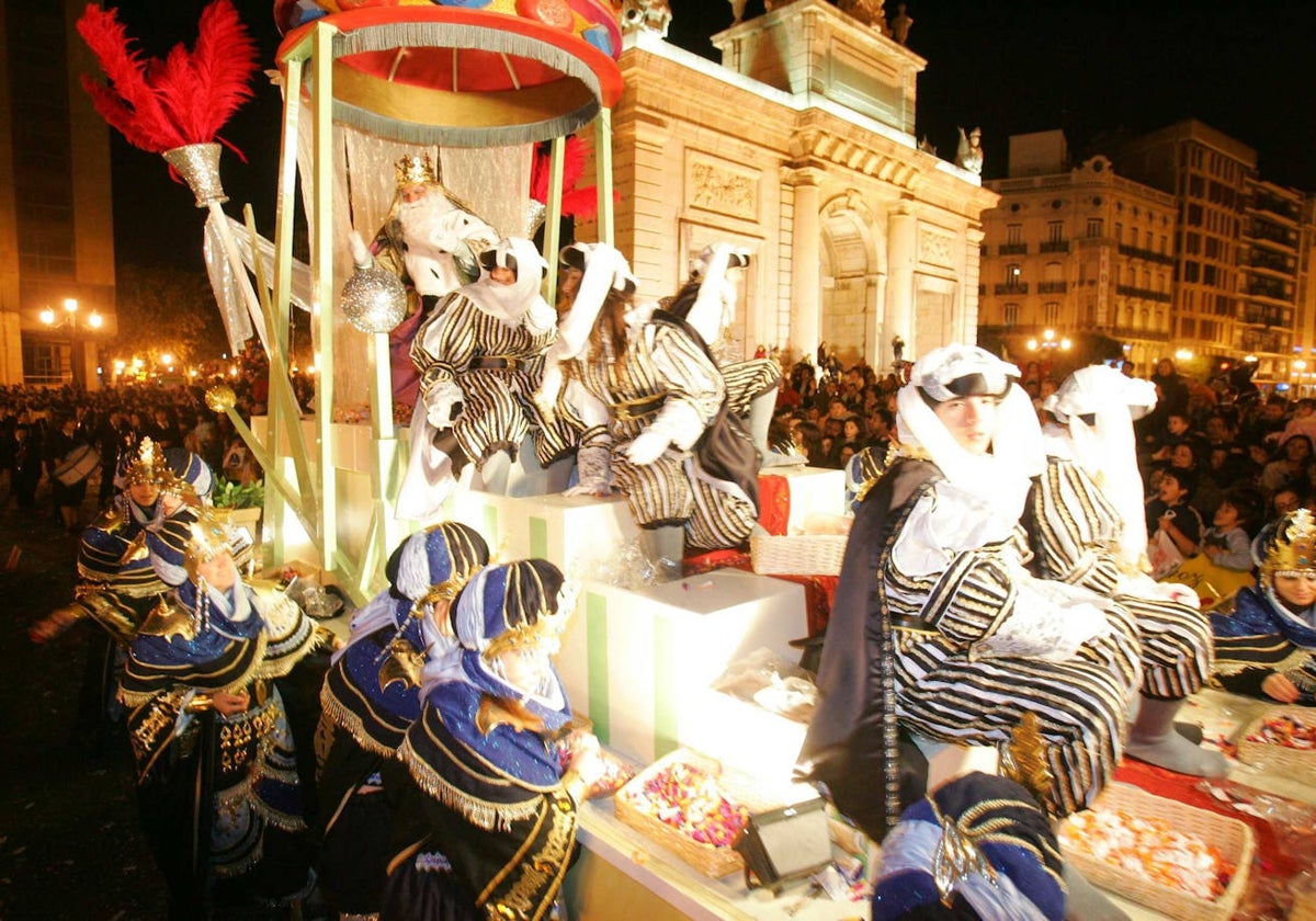 Pajes que acompañan a los Reyes Magos, en una edición de una cabalgata de Reyes en Valencia.