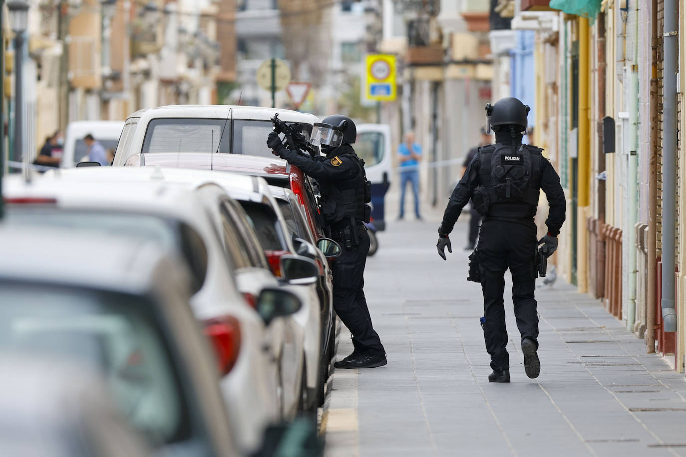 Fotos | Tiroteo en Valencia: un hombre se atrinchera tras disparar a otro en el Cabanyal