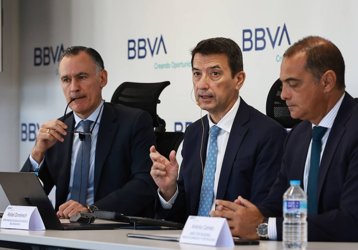 David Conde, Rafael Domenech y Antonio Carreto durante la presentación del informe.