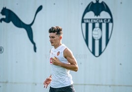 Pepelu, en un entrenamiento con el Valencia.