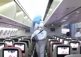 Personal de una aerolínea desinfecta el interior de un avión en una imagen de archivo.