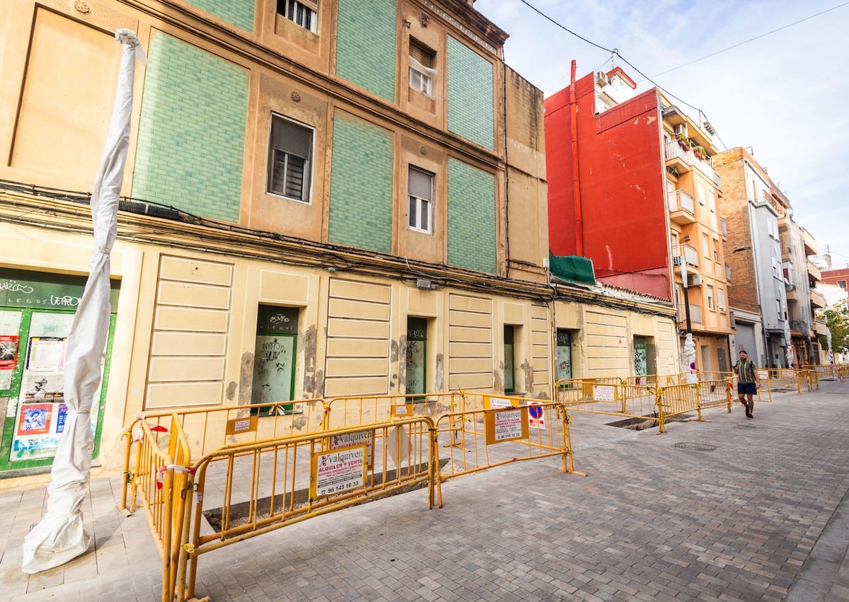 Imagen secundaria 1 - Obras de reurbanización, con la creación de viales de coexistencia, entre Vidal de Canelles y Francisco Eiximenis, en el Cabanyal.