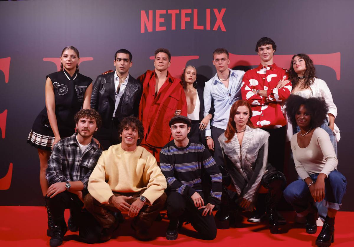 El elenco de la serie de Netflix 'Élite' posa durante la presentación de la séptima temporada