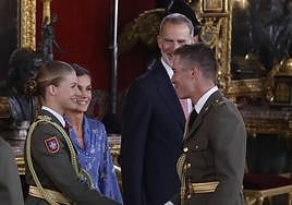 La princesa Leonor, junto a los reyes Felipe VI y Letizia, saluda a sus compañeros de la Academia General Militar de Zaragoza.