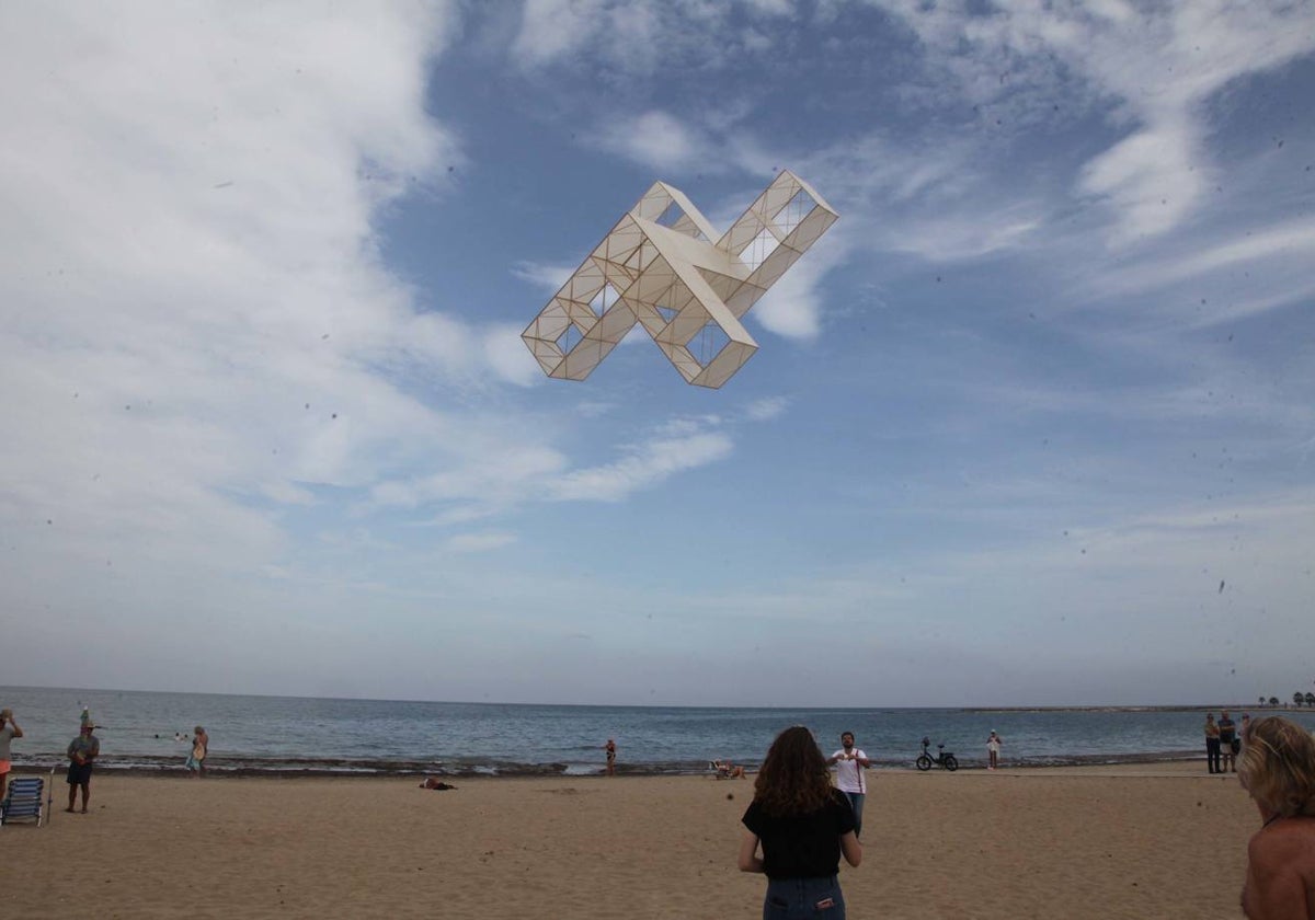 La obra de arte de Yturralde surcando el cielo de Dénia.