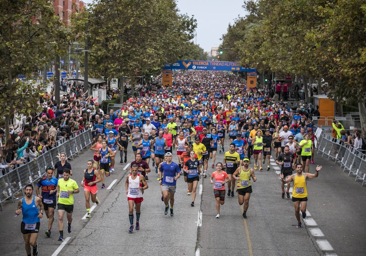 Miles de corredores toman la salida en la edición de 2022.