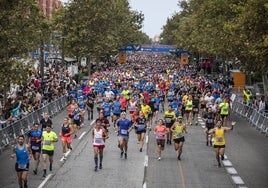 Miles de corredores toman la salida en la edición de 2022.