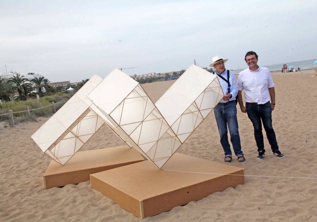 El artistas y el edil de Cultura de Dénia junto a la estructura geométrica voladora.