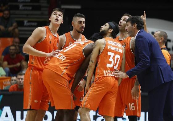 Los jugadores del Valencia Basket, durante un tiempo muerto.