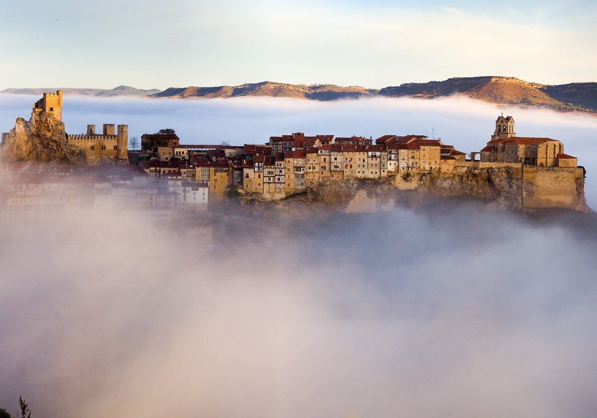 La población de Frías, en Burgos, rodeada por una espesa niebla