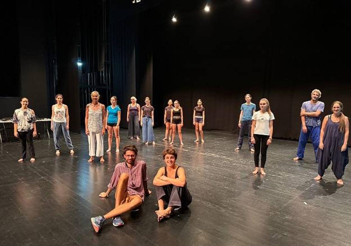 El alumnado del Centre Municipal de les Arts de Burriana sube el telón de «Impuls a la Dansa» en el Teatre Payà