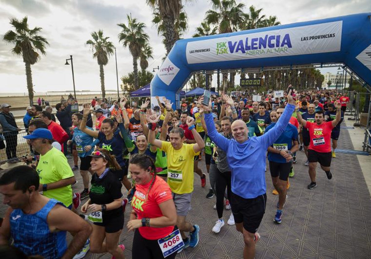 Corredores toman la salida en la pasada edición de la 15K Valencia Abierta al Mar.