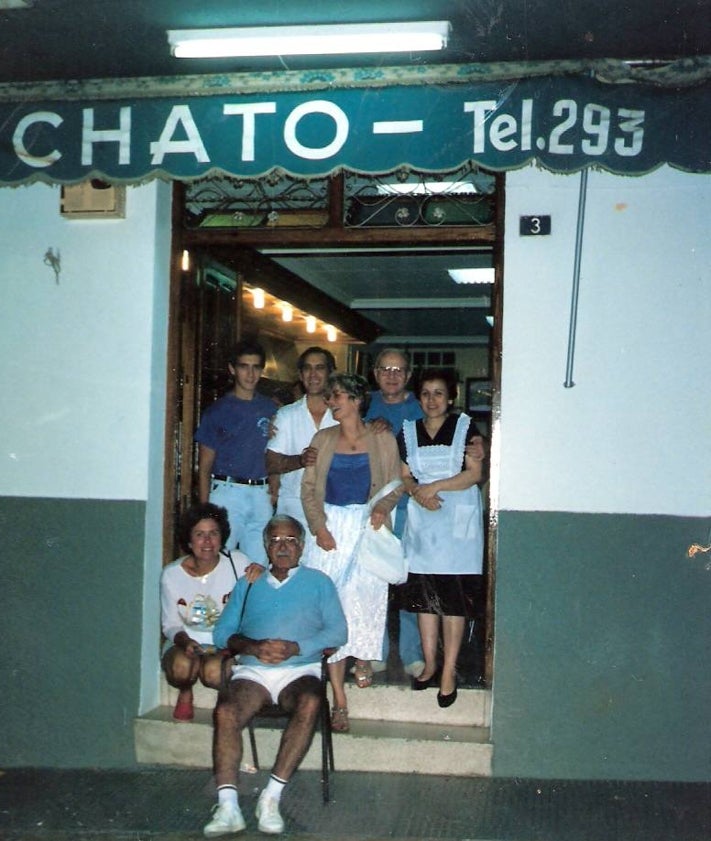 Imagen secundaria 2 - José Cano 'El Xato', uno de los platos del restaurante y una foto antigua del bar.