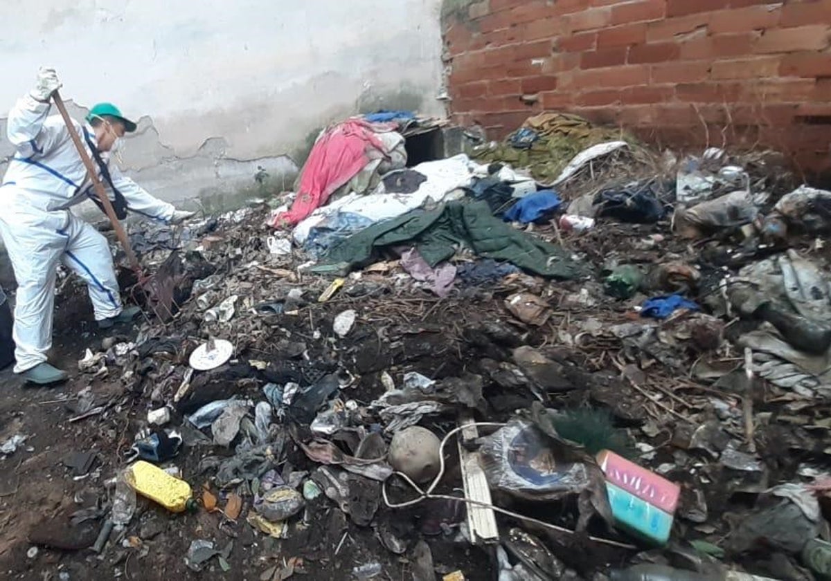 Acumulación de basura en un solar de Canals.