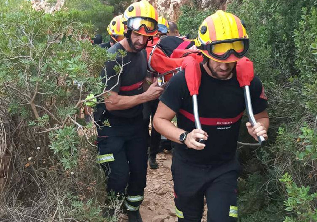 Momento en el que evacuan a la senderista.