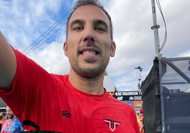 Roberto, tras llegar a meta en el Maratón de Valencia.