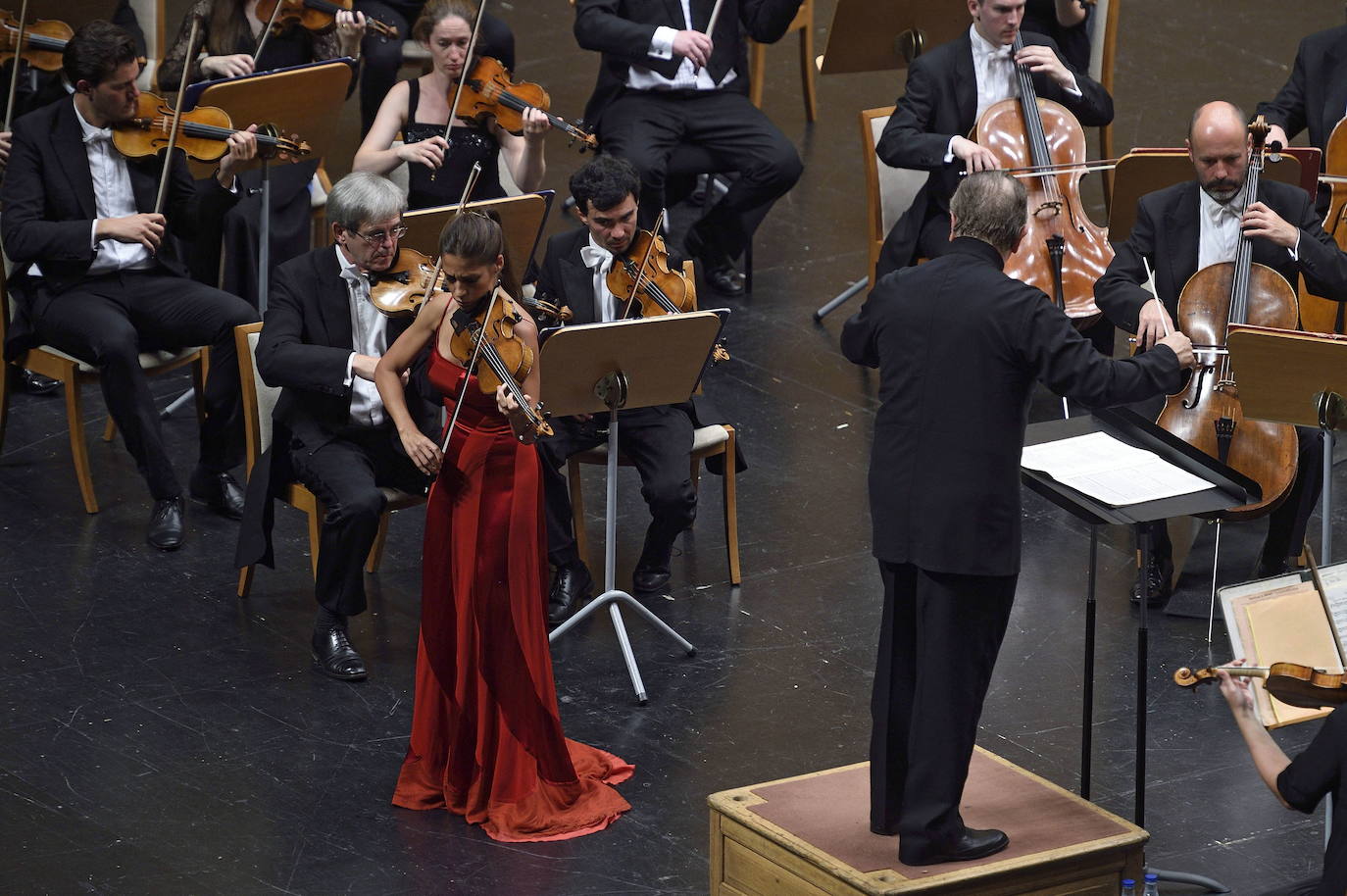 La violinista Leticia Moreno durante el concierto dirigido por Mark Elder.