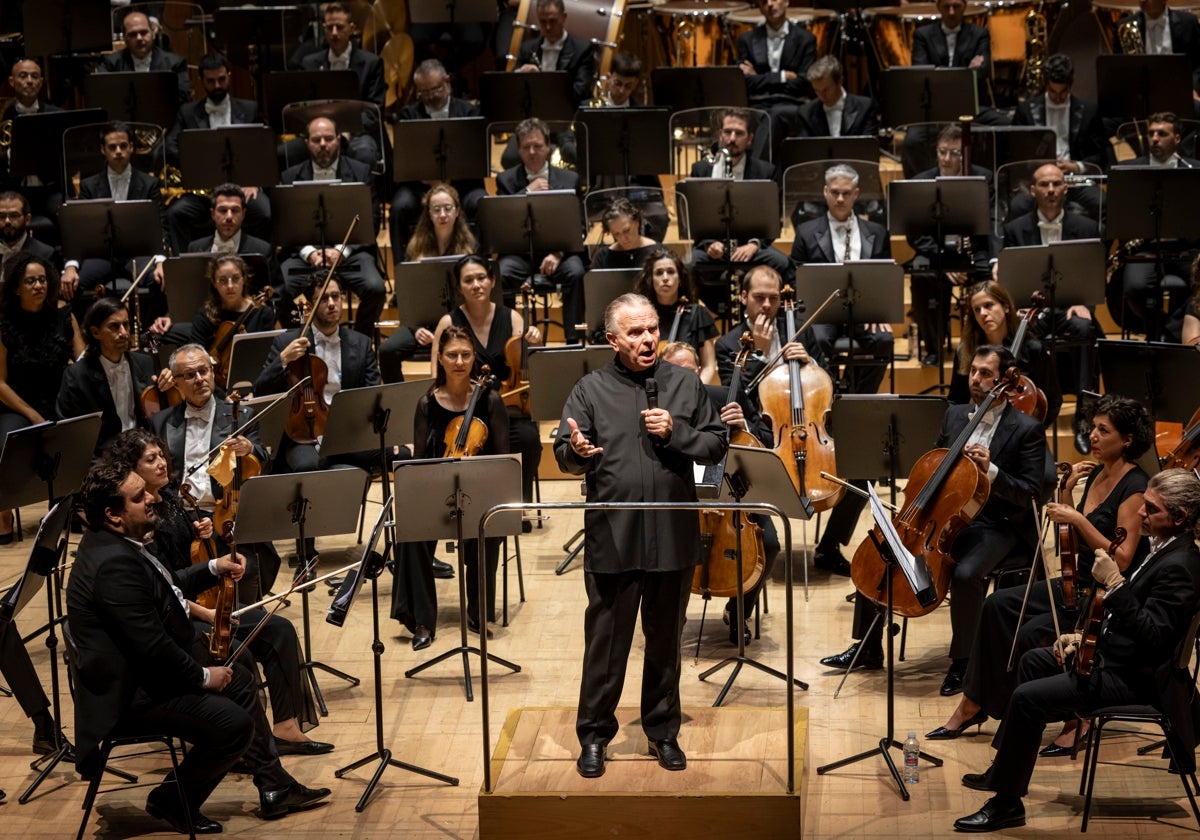 El director Marck Elder dirige unas palabras al público valenciano en el concierto.