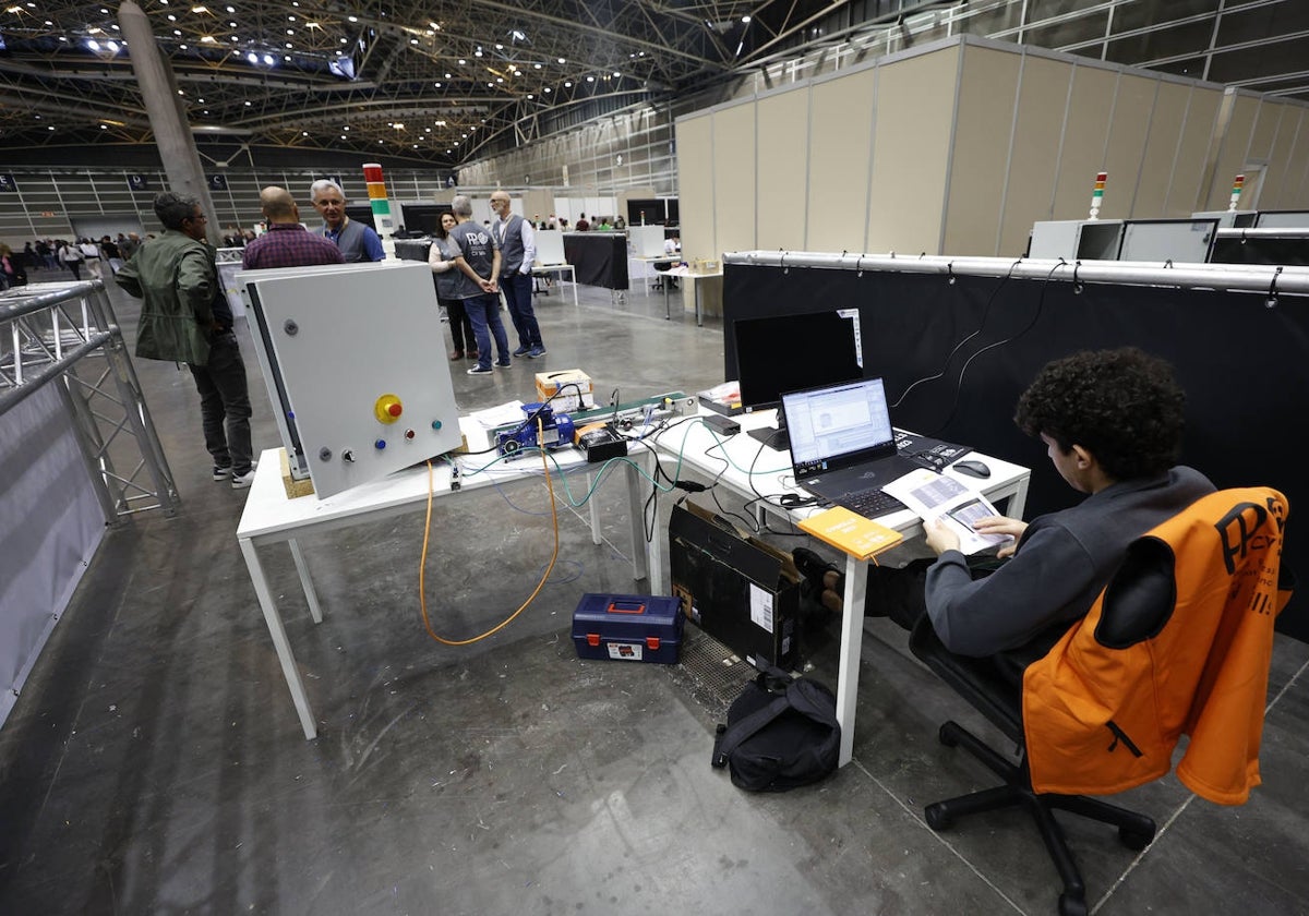 Un alumno en la prueba de Control Industrial durante el campeonato autonómico de FP.