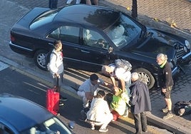 Varios ciudadanos auxilian a la víctima antes de que llegara el SAMU.
