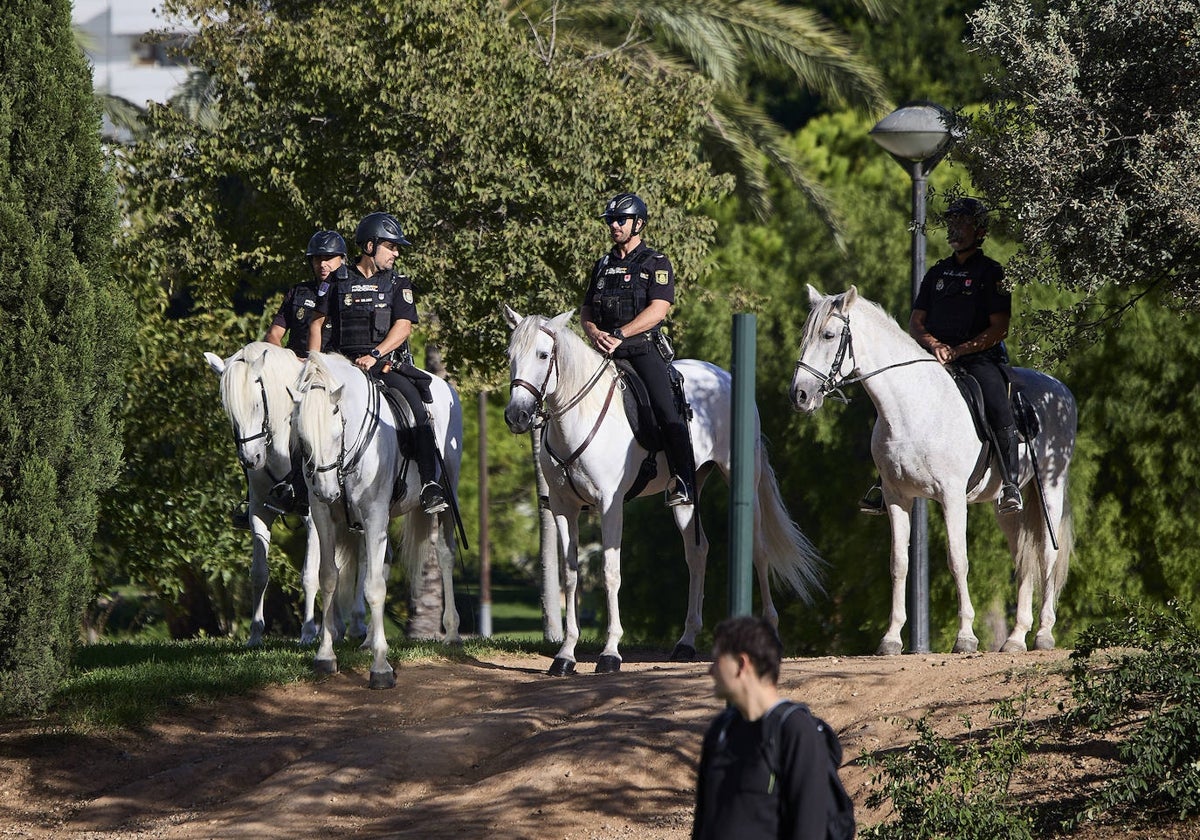 Agentes de la Policía a caballo en la Ciudad de las Artes y las Ciencias.