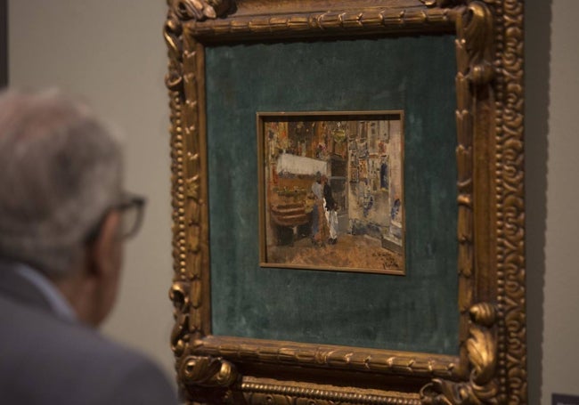 Un hombre contempla 'Exvoto' en la casa Museo Benlliure.