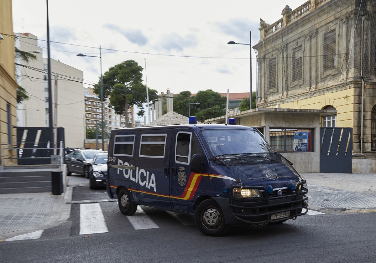 Un furgón sale del complejo policial de Zapadores.