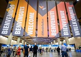 Corredores acuden este viernes a recoger el dorsal del Medio Maratón.