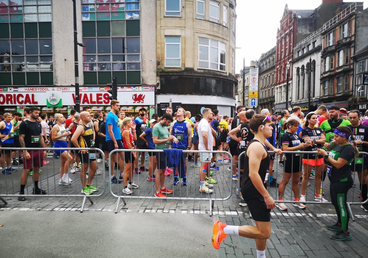 Imagen principal - Lección de humildad en la media maratón de Cardiff