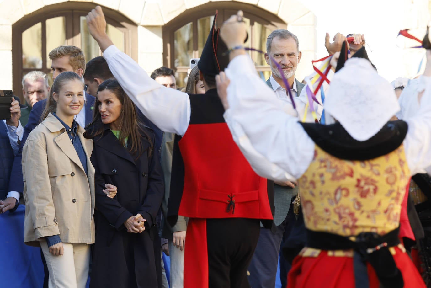 Fotos: el atrevido suéter de Letizia y el informal look de Leonor para entregar el Premio al Pueblo Ejemplar del Año