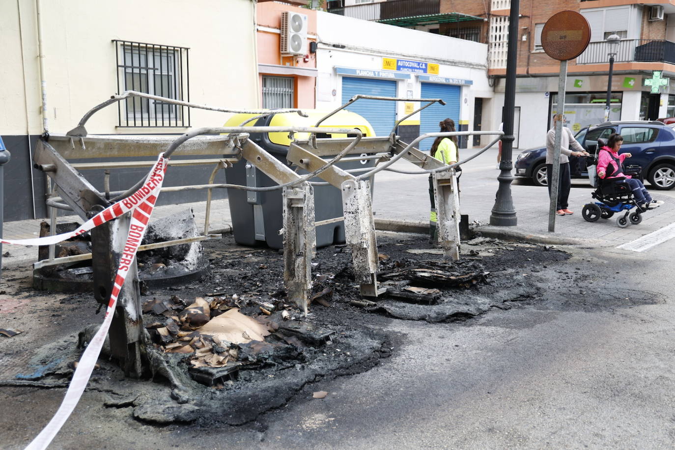 Fotos: Queman contenedores junto a una zona de ocio de Valencia