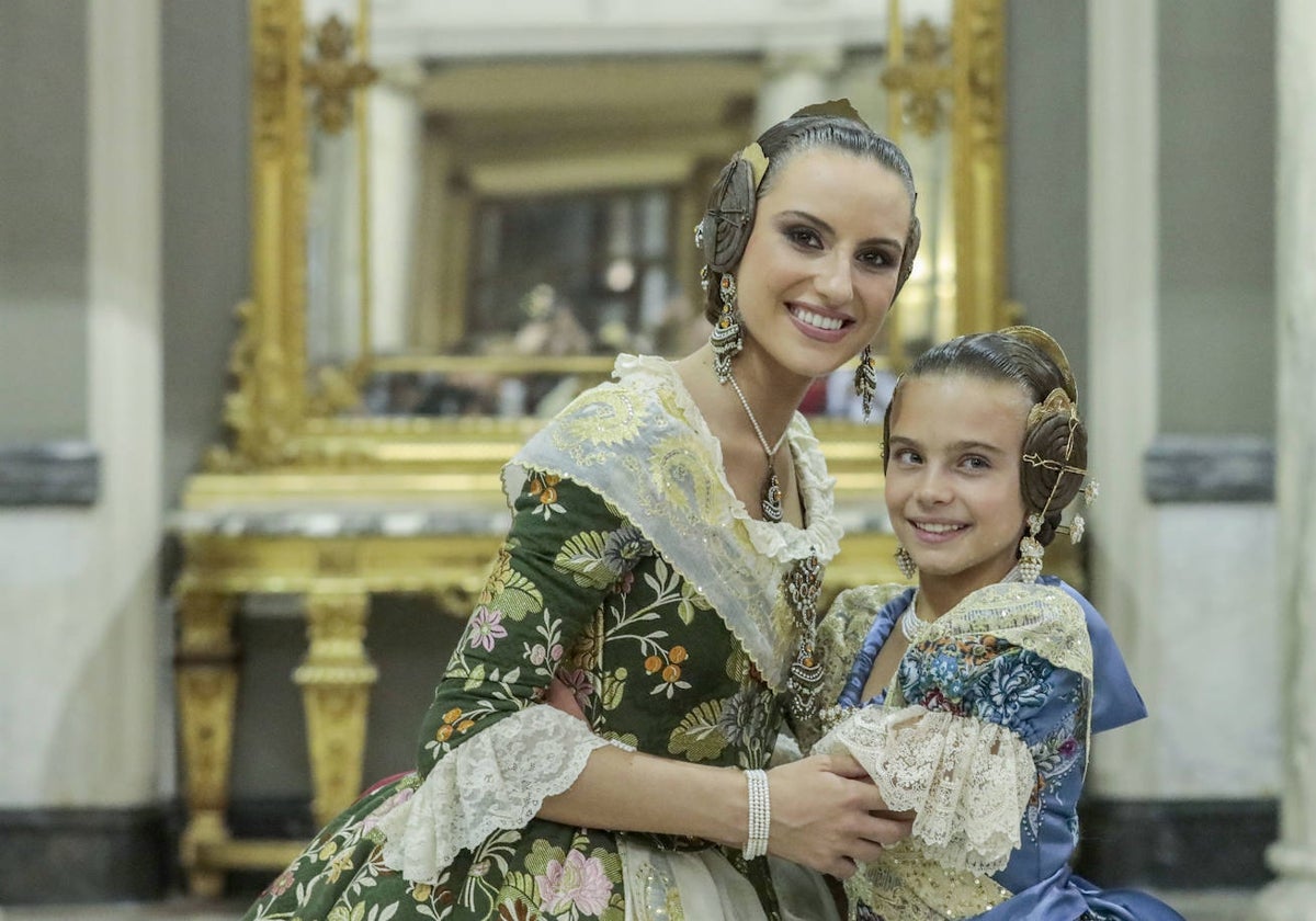 María Estela Arlandis y Marina García, falleras mayores de Valencia 2024, con el peinado de tres moños.