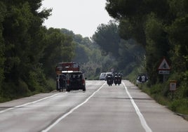 Presencia policial en los accesos a El Saler esta mañana.