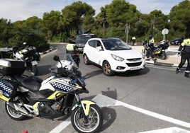 Operativo de la Policía Local en los accesos a El Saler que se ha sumado a la invstigación de la Policía Local.