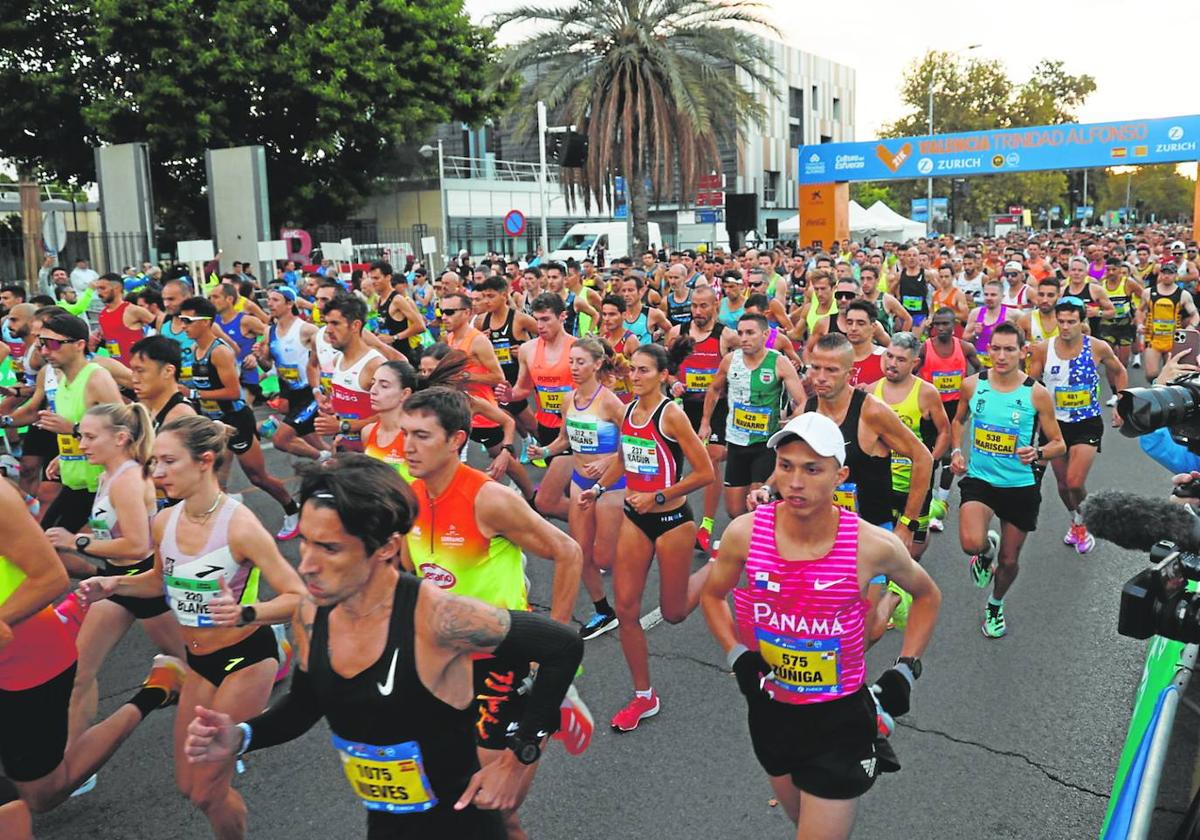 Una marea de atletas en la salida del Medio Maratón Valencia Trinidad Alfonso Zurich.