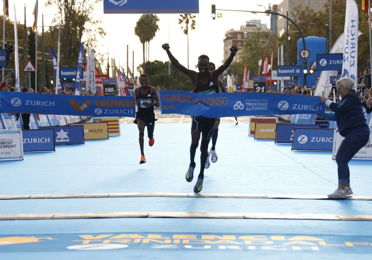 Kandie, en el momento de ganar el Medio Maratón de Valencia.