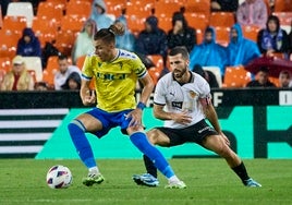 Gayà trata de frenar a Iván Alejo, jugador del Cádiz.