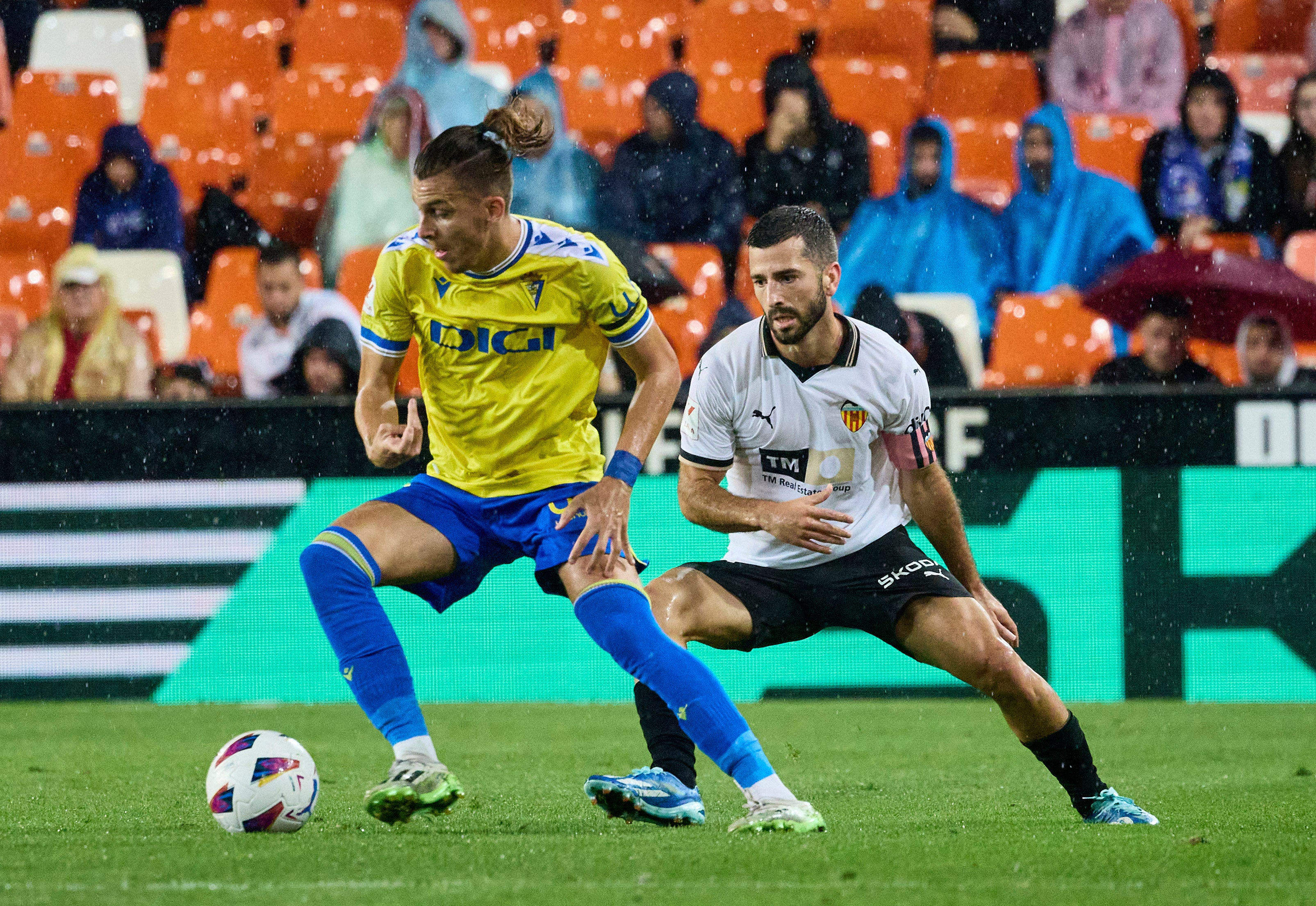 Gayà trata de frenar a Iván Alejo, jugador del Cádiz.