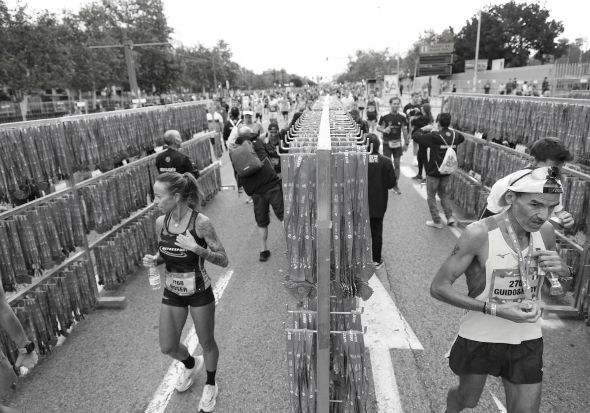 Corredores recogiendo las medallas del Medio Maratón.