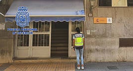 Una agente de la Policía Nacional, en la puerta de la comisaría de Benidorm.